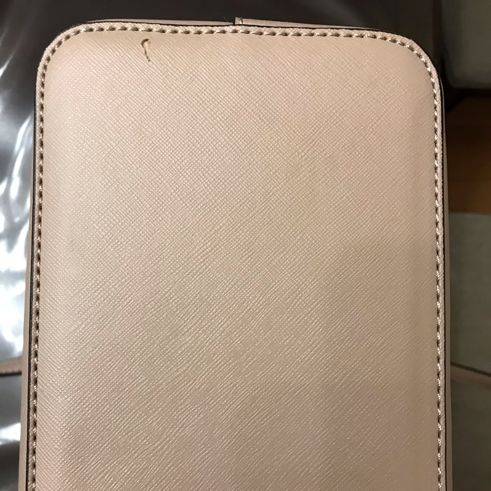 ♓️🅿️ NWT Guess large tote in taupe color - Picture 15 of 15